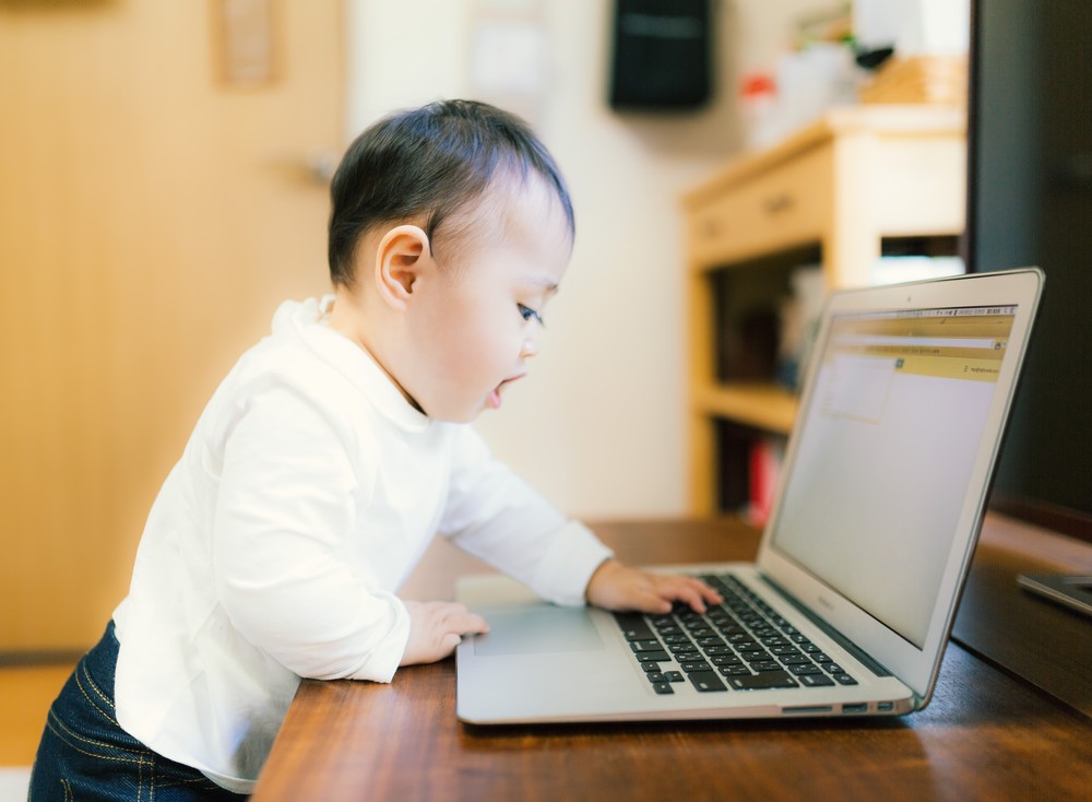 パソコンで遊ぶ赤ちゃん
